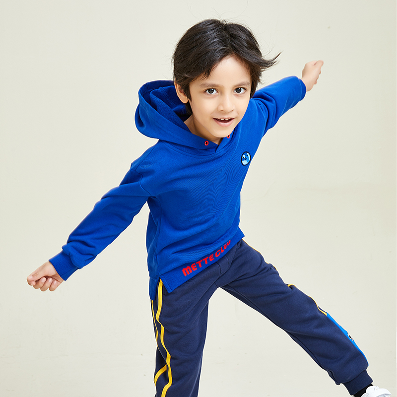 Jungen-Sweatshirt mit blauem Saum und Schlitz im neuen Stil