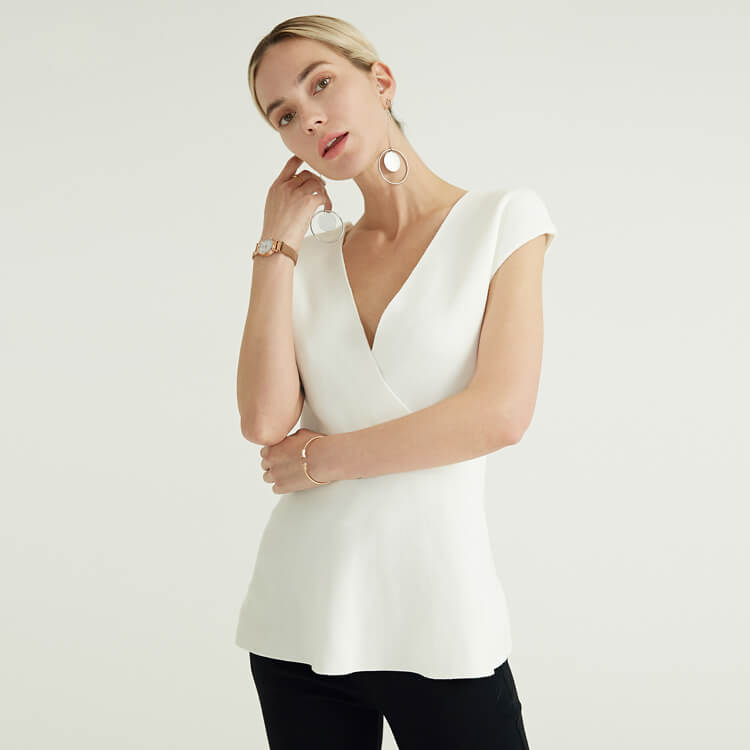 Klassischer weißer Crossover-Design-Westen-Wollpullover für Frauen